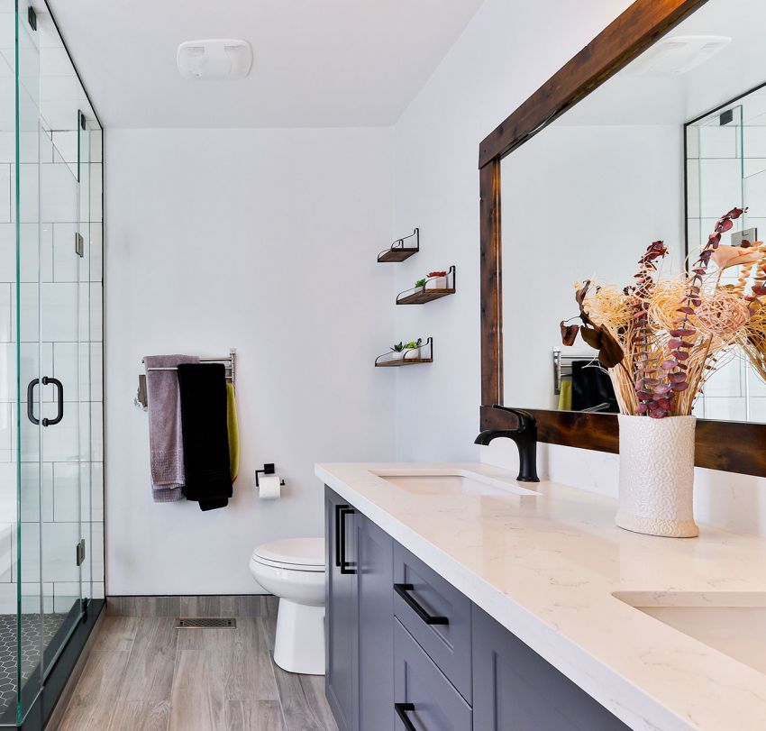 Arredobagno: mobili in legno e vetro per il bagno