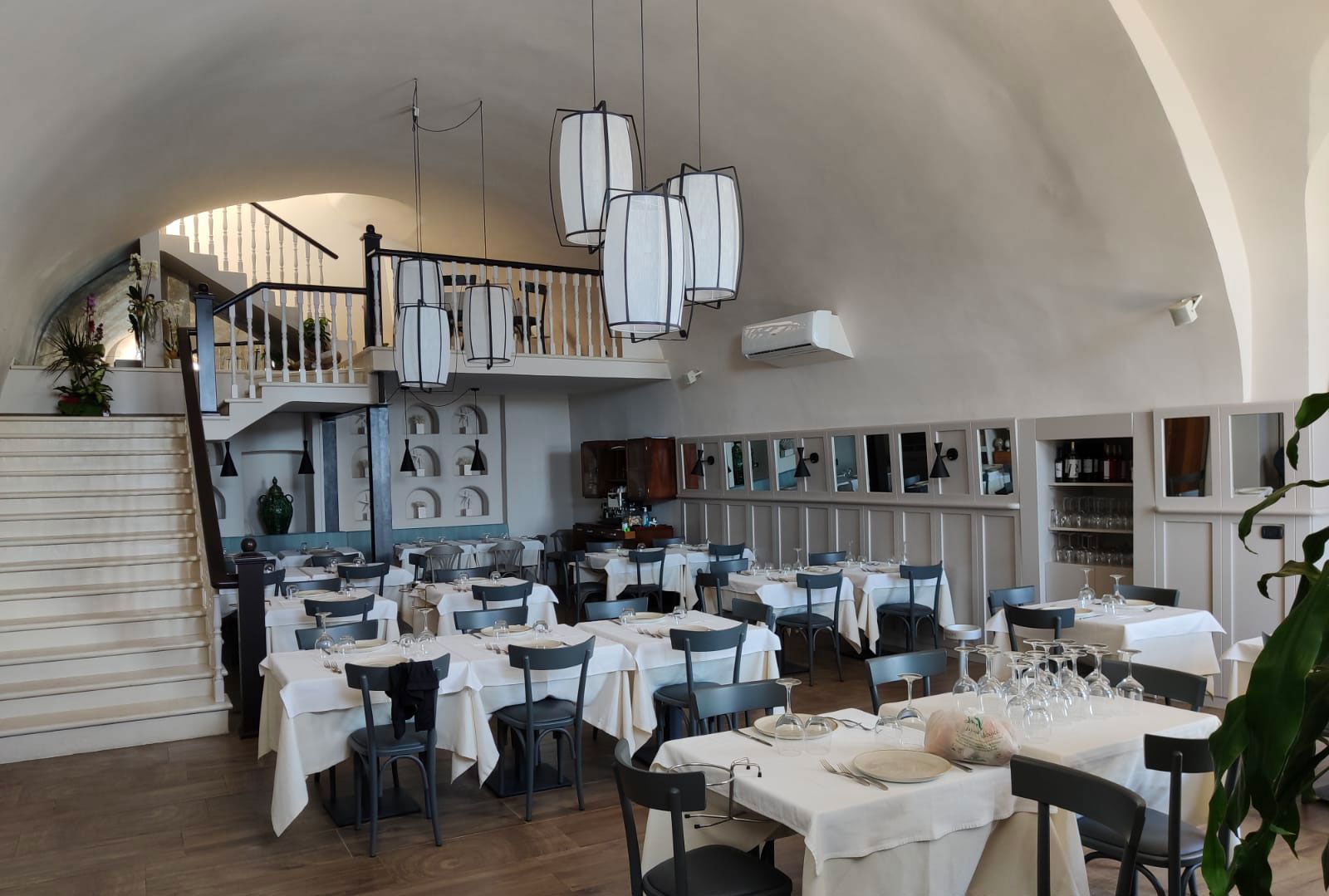 Ristorante Gallipoli: boiserie, scala e pareti attrezzate