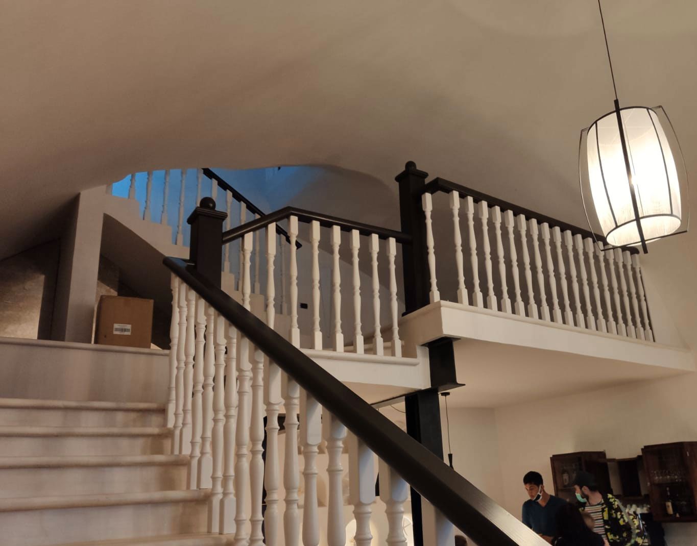 Ristorante Gallipoli: scala in legno, passamano e capiscala