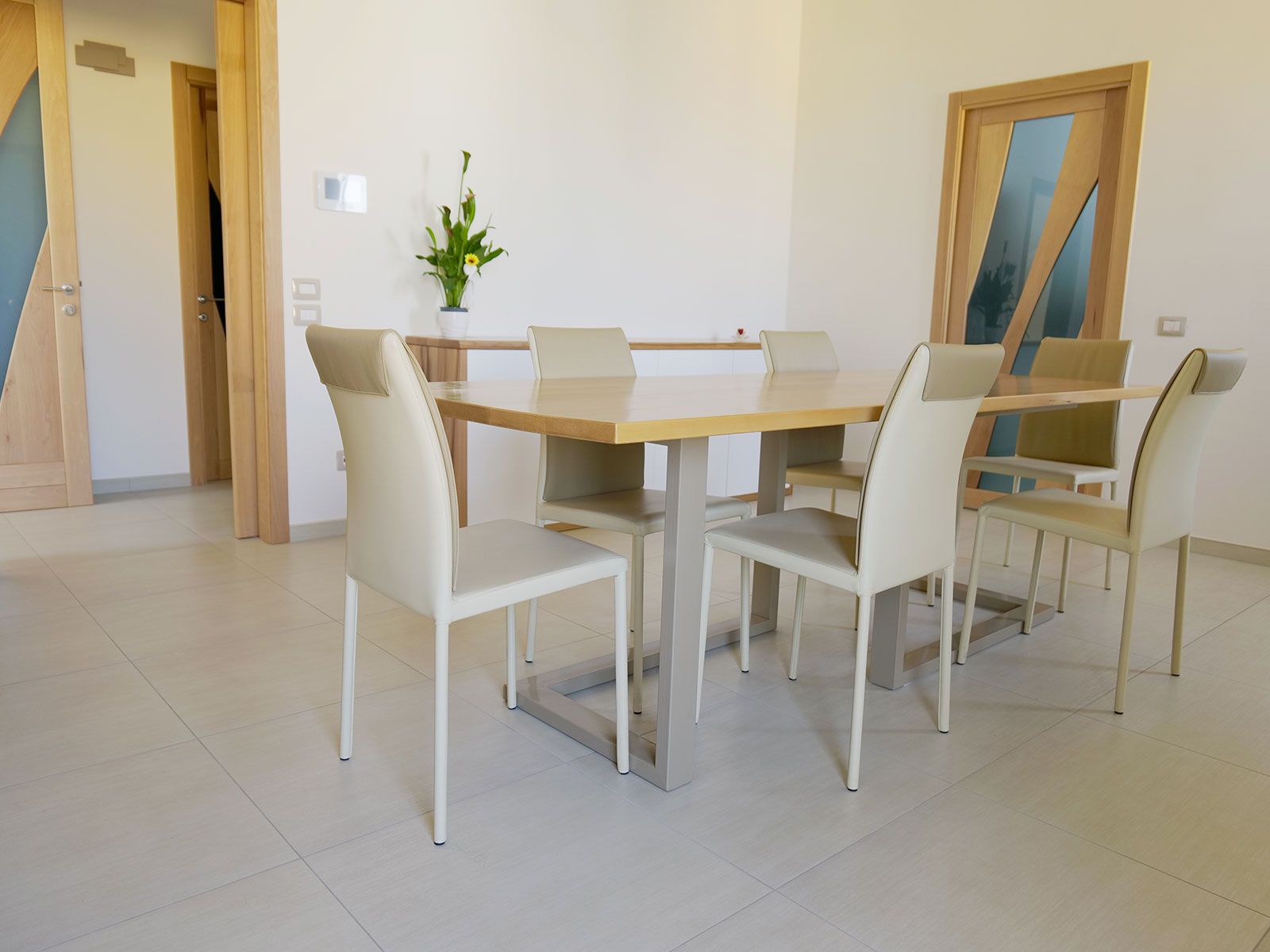 Tavolo moderno in legno e ferro